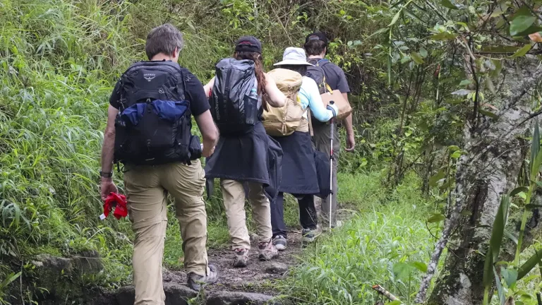 Visitantes ingresando al Camino Inka y a Machupicchu