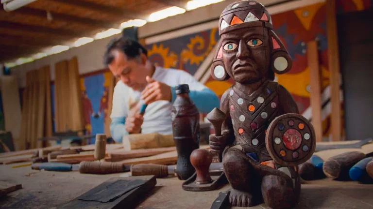 Artesano elaborando una pieza hecha a mano durante la celebración del Día Internacional del Artesano
