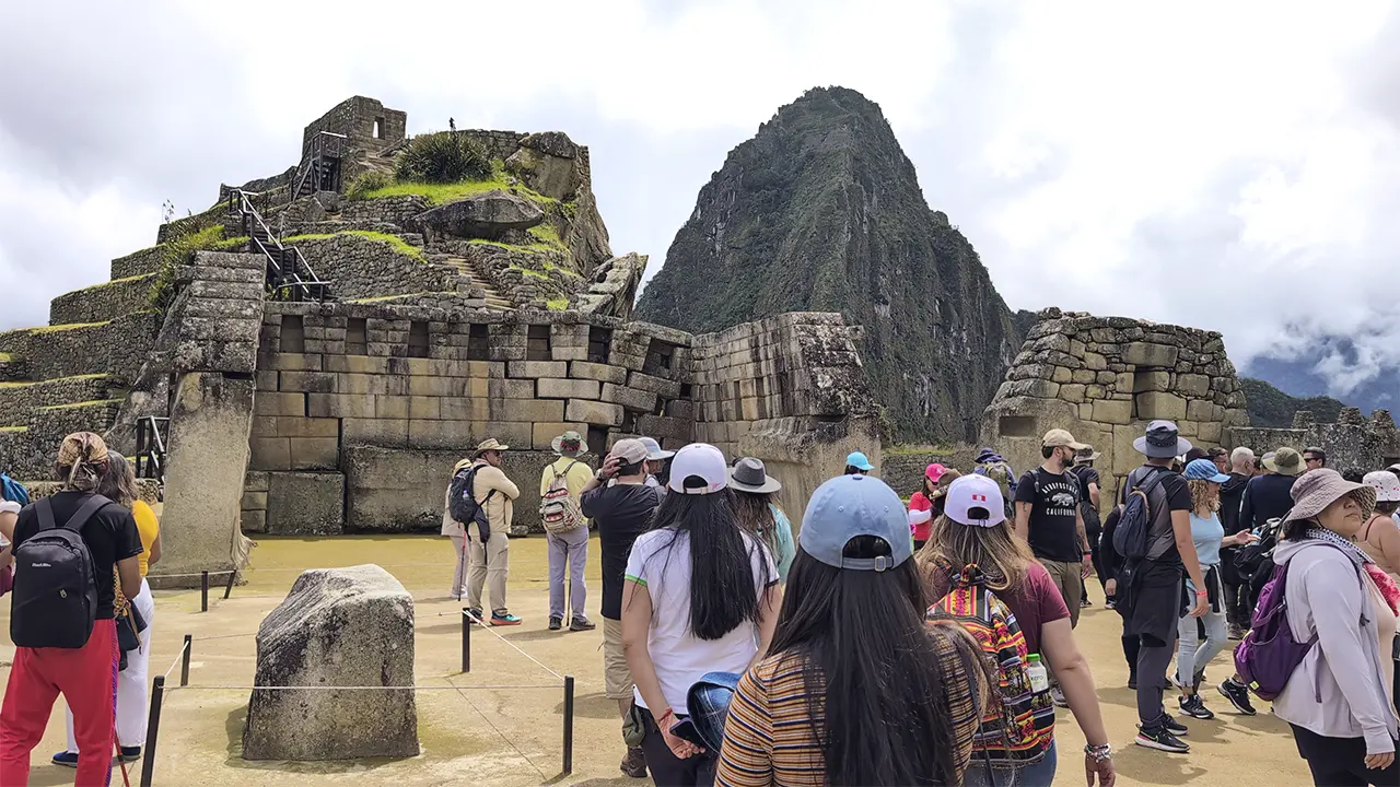 Vista panorámica de Machu Picchu con turistas