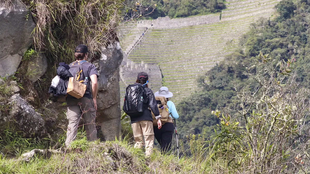 Vista panorámica del Camino Inca con turistas recorriendo la nueva ruta hacia Machu Picchu