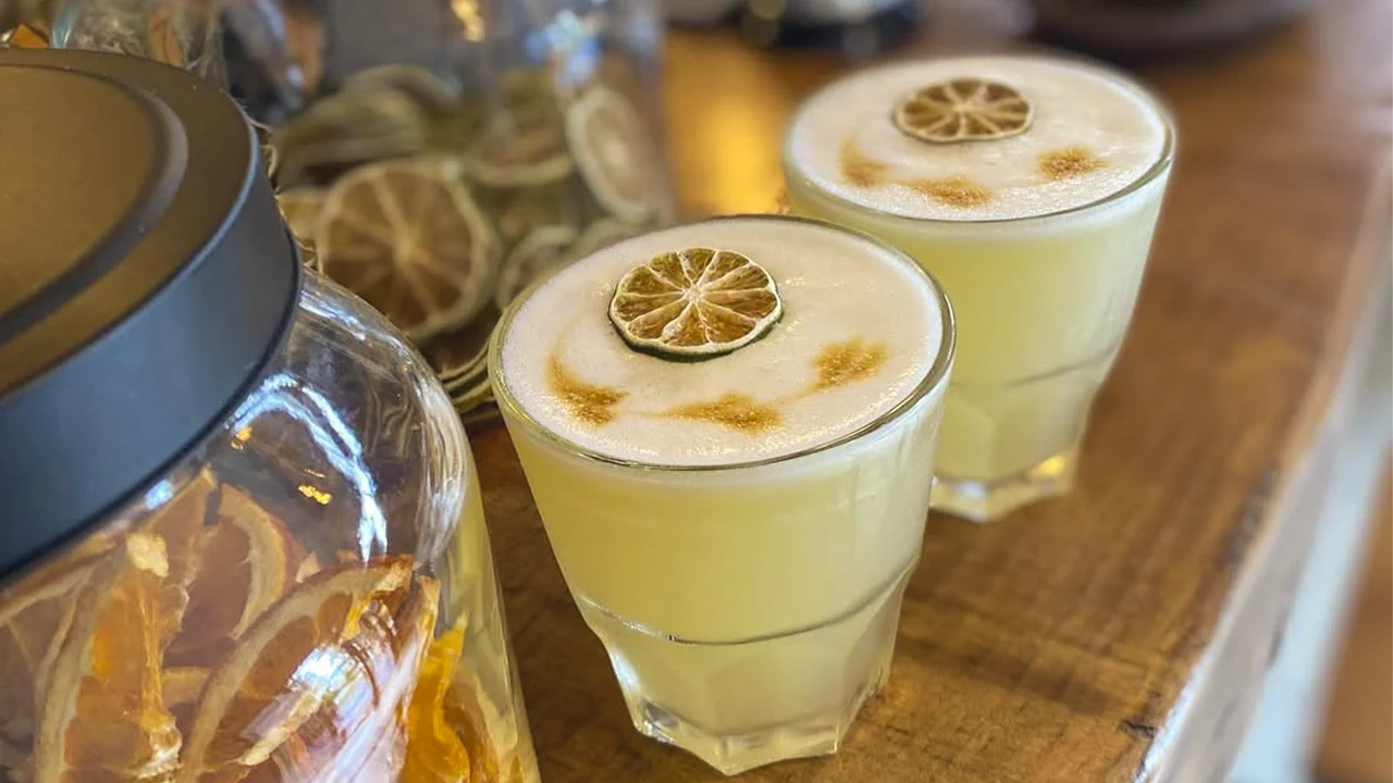 Dos vasos de pisco sour en los parques y a lo largo del paseo marítimo para el Día Nacional del Pisco Sour 2026.