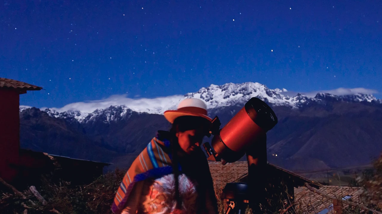 Cielo estrellado sobre Perú vinculado al astroturismo y al patrimonio astronómico ancestral de Misminay y Caral.