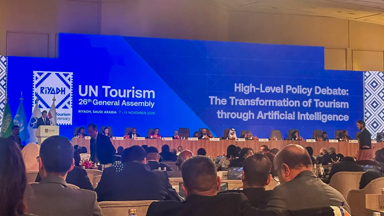 Aracelly Laca, presenta en Arabia Saudita el uso de inteligencia artificial para mejorar el turismo.