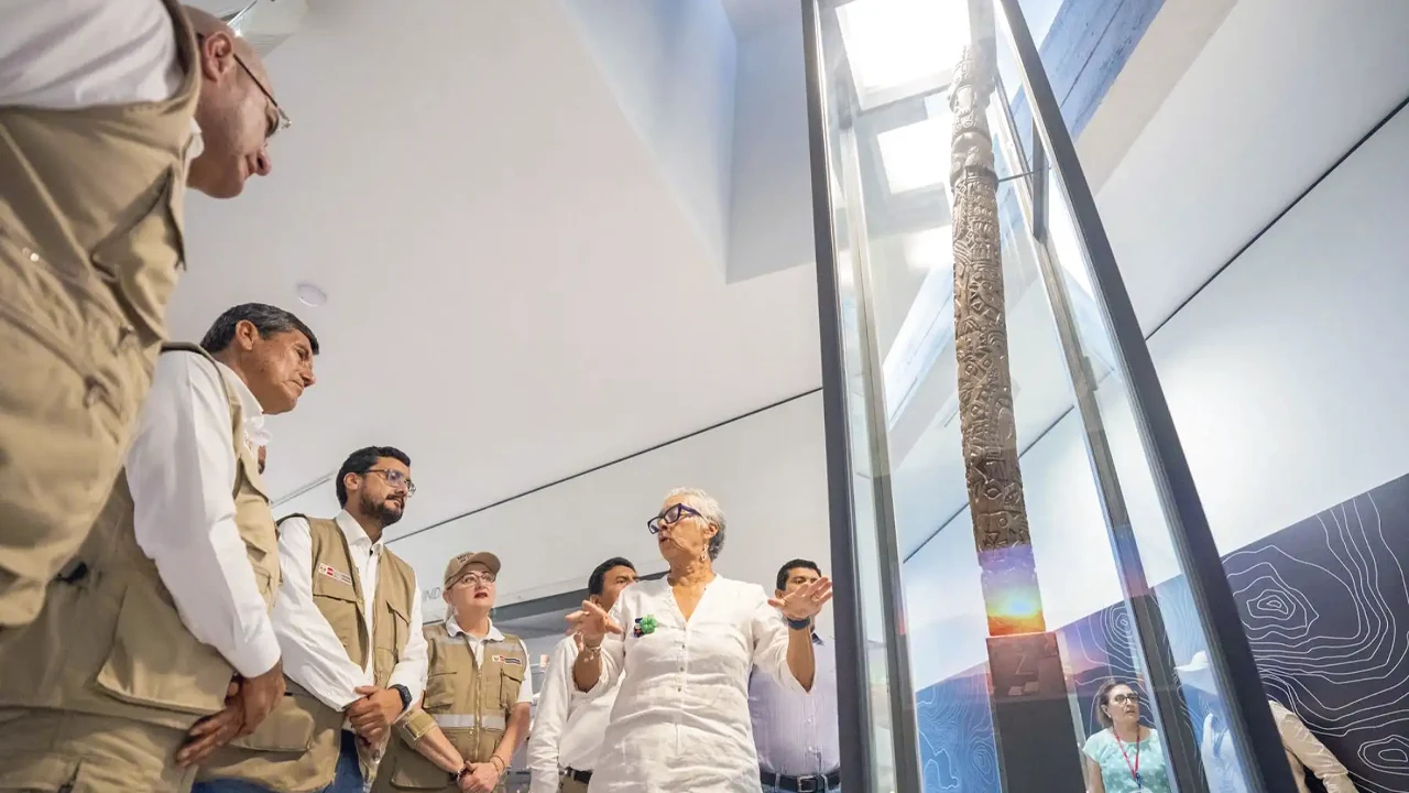 Ministros recorren el Santuario Arqueológico de Pachacámac durante una visita oficial para impulsar su conservación y el turismo sostenible.