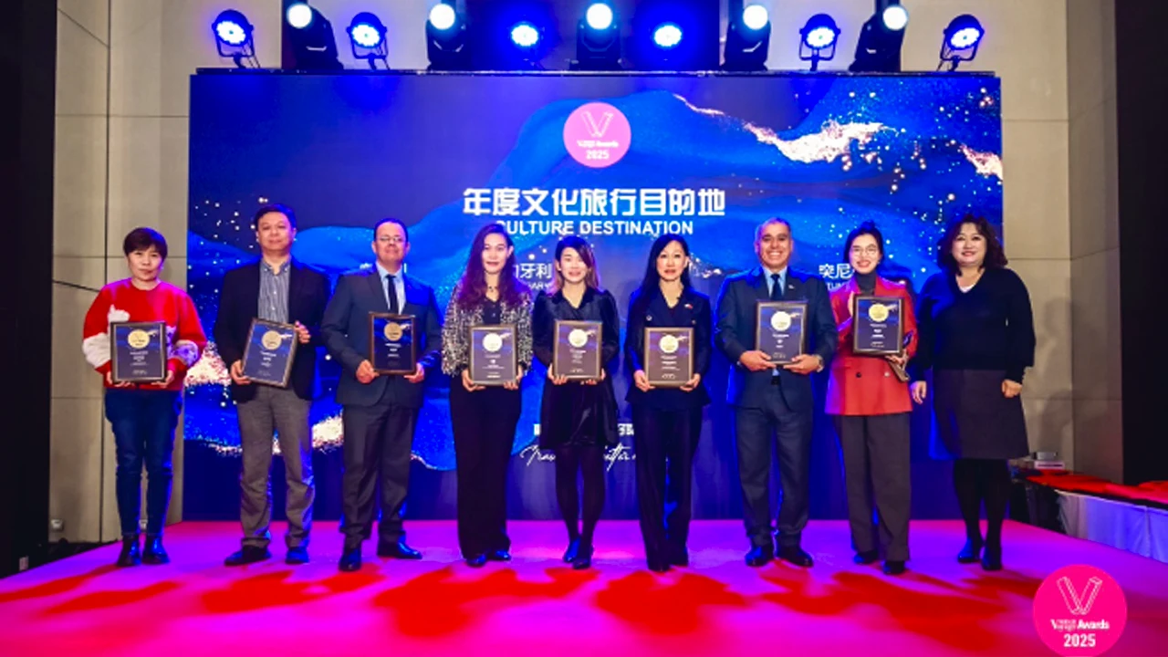 Delegación de Perú recibe un premio de turismo en Pekín, China