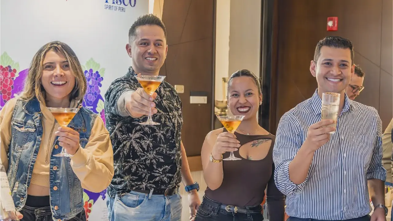 Pisco peruano presentado en la primera edición del Pisco College en Colombia