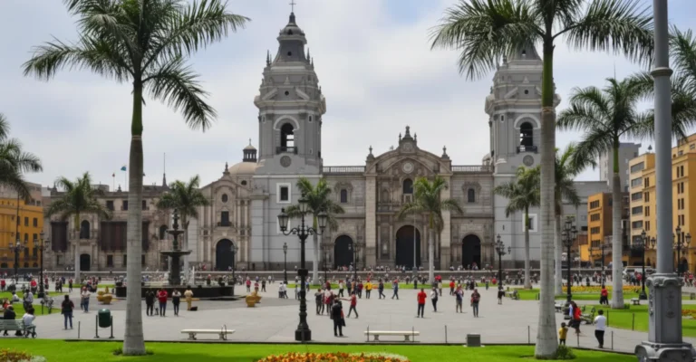 Ciudad de Lima capital de la gastronomia durante el dia