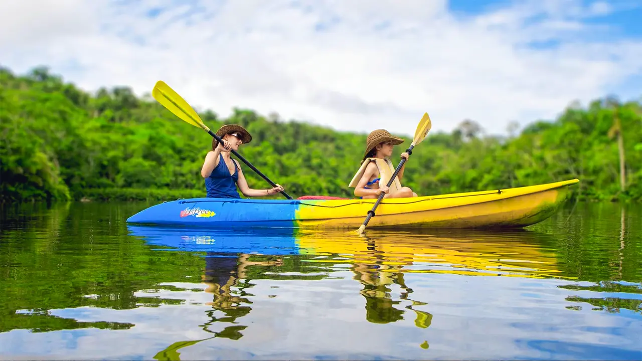Turistas recorriendo los paisajes naturales de San Martín durante el 2025