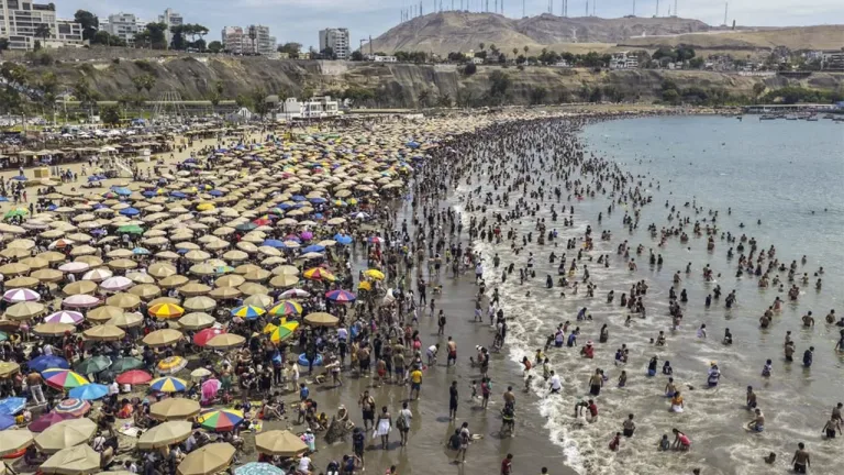 Beaches in Peru with crowds during summer