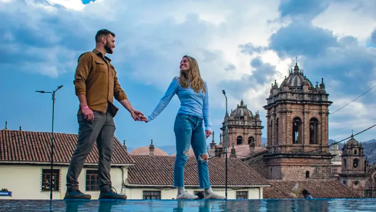 Pareja disfrutando de una vista romántica en Cusco durante San Valentín